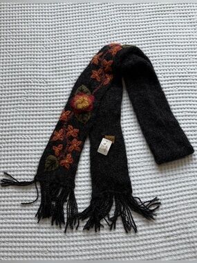 NWT Perika Peruvian Trading Co Crochet Flower Scarf Charcoal Fringe Gift Boho